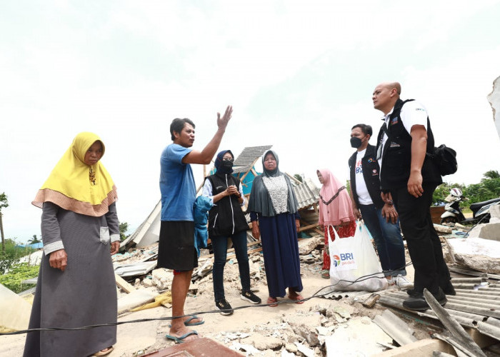 Sejumlah relawan tampak menyalurkan bantuan BRI Peduli kepada para korban bencana gempa bumi dengan magnitudo 6,5 SR, di Kabupaten Cianjur, Propinsi Jawa Barat, Selasa (22/11/2022).
 