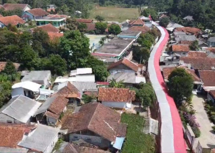 Sambut HUT RI ke-79, Warga Desa Cintaasih Bentangkan Bendera Merah Putih Sepanjang 270 Meter