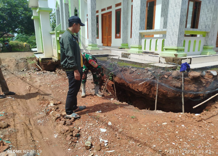 Ratusan Warga Takokak Cianjur Terpaksa Mengungsi Akibat Pergeseran Tanah dan Longsor