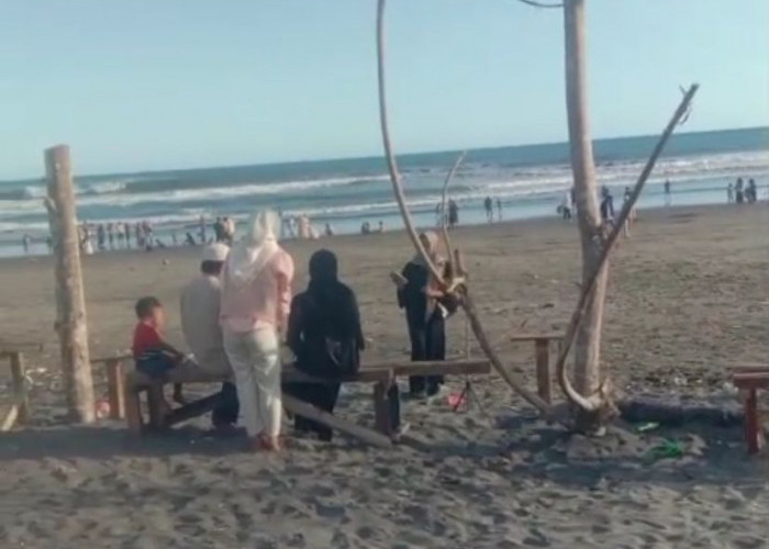 Ribuan Pengunjung Padati Pantai Apra Cianjur Selatan, Didominasi Wisatawan Lokal
