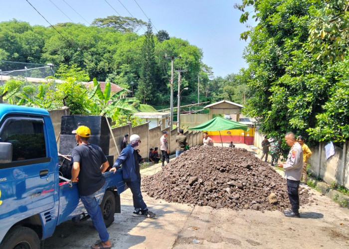  Warga Sukaluyu Cianjur Blokade Pintu Masuk Perusahaan Ayam Petelur, Ini Alasannya