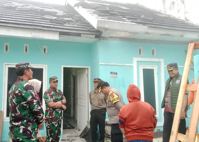 Dandim 0608/Cianjur Tinjau Korban Angin Puting Beliung  