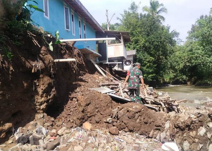 Lima Rumah Terancam Ambruk Akibat Abrasi Sungai Cianjur