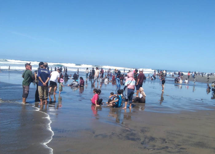 Libur Lebaran, Wisatawan Padati Objek Wisata Pantai di Cidaun Cianjur