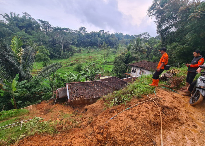 Empat Rumah Warga di Campakawarna Cianjur Rusak Tertimbun Tanah Longsor
