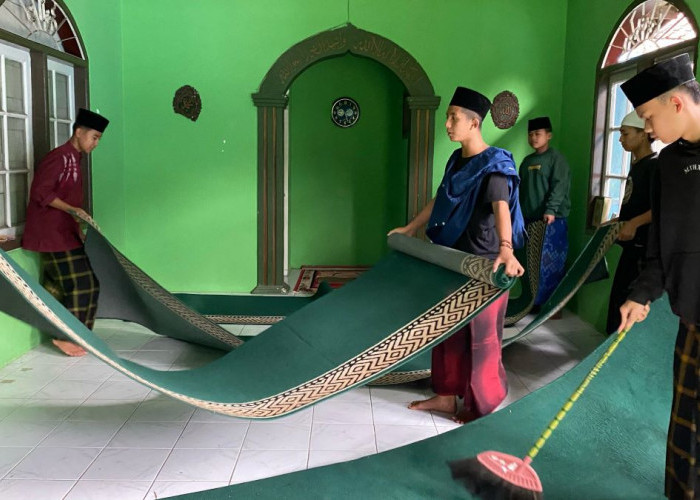 Sambut Ramadan, Santri dan Pelajar Pesantren Nailulmuna Cianjur Bersihkan Masjid