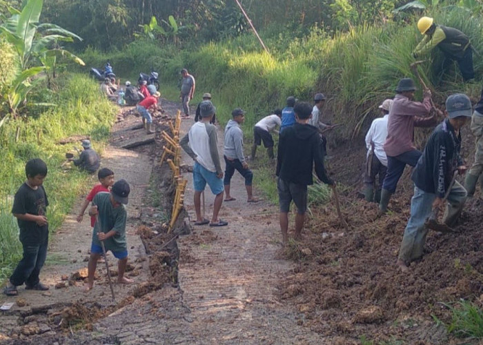 Tanah Bergerak Terjang Desa Rawabelut Cianjur, 4 Rumah Rusak dan Terancam Longsor