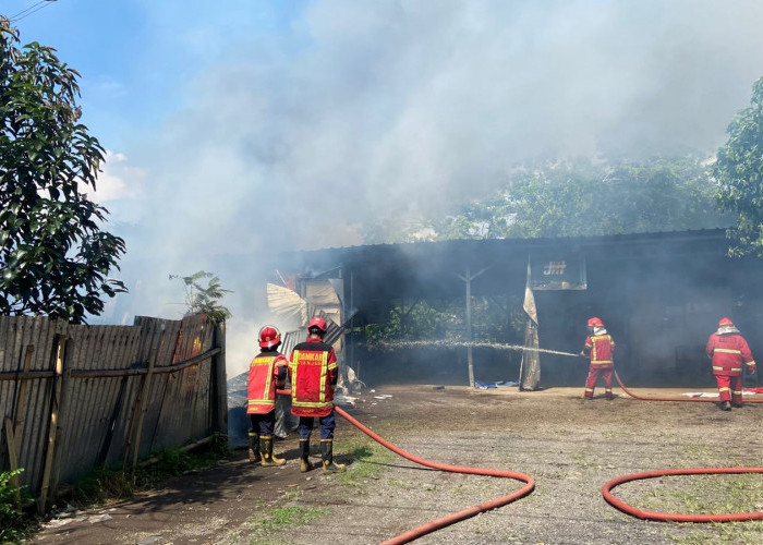 Diduga Korsleting Listrik, Rumah dan Gudang Bengkel di Cugenang Cianjur Dilalap Api