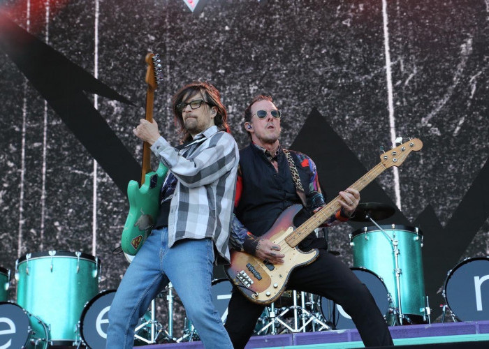  Vokalis Weezer, Rivers Coumo Cover Lagu Anak Sekolah Milik Alm.Chrisye