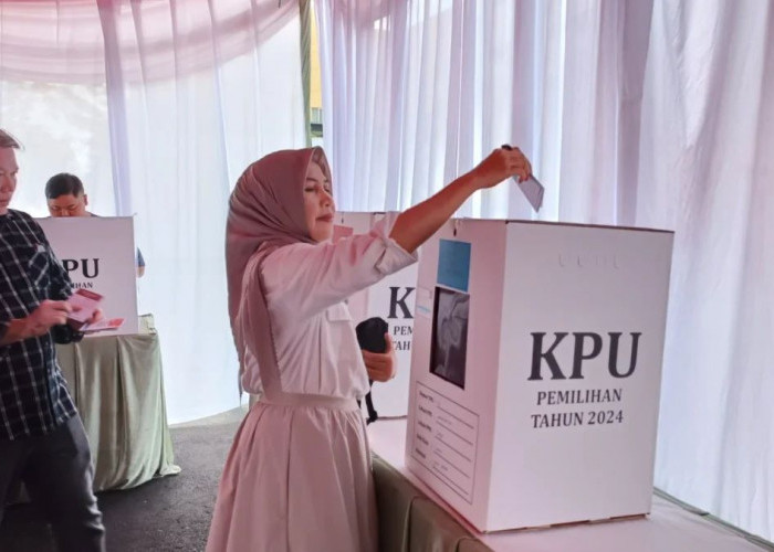 Cawabup Cianjur Nomor Urut 3 Neneng Efa Fatimah Nyoblos di TPS 18 Belka Residence