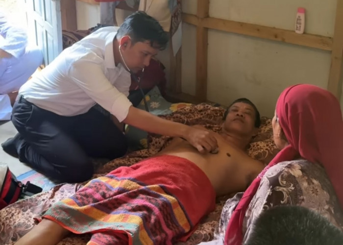 Bupati Cianjur Jenguk Lansia Penderita Stroke di Agrabinta, Istri Menangis Terharu 