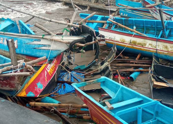 Puluhan Perahu Nelayan di Pelabuhan Jayanti Cidaun Rusak Diterjang Gelombang Tinggi