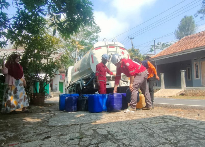 Permintaan Air Bersih Meningkat, PMI Cianjur Siagakan Truk Tangki dan Relawan