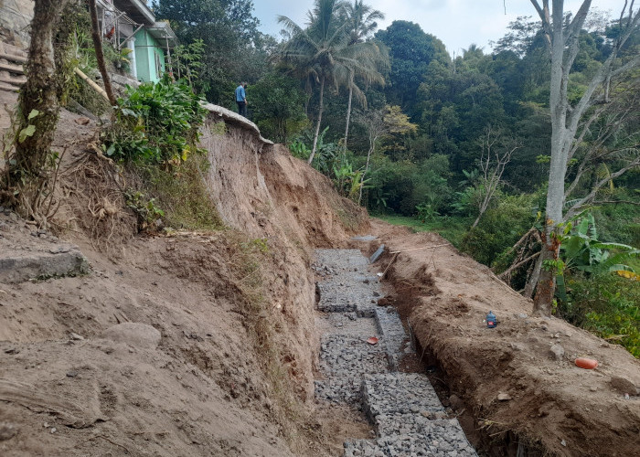 Setelah Terputus Berbulan-bulan, Jalan Cibanteng-Kubang Cianjur Mulai Diperbaiki
