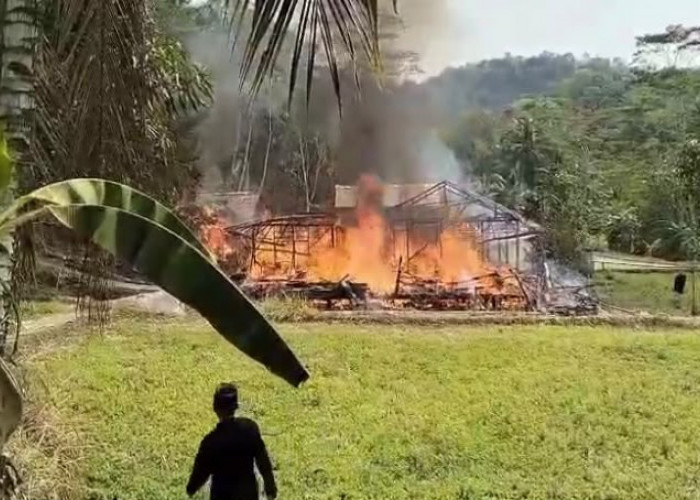 Kebakaran Hanguskan Dua Rumah di Kadupandak Cianjur, Tak Ada Korban