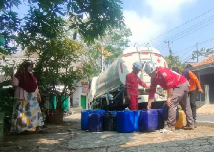 PMI Cianjur Distribusikan 120 Ribu Liter Air Bersih untuk Warga Terdampak Kemarau