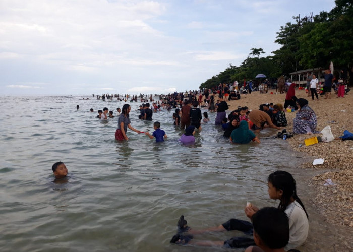 Penginapan Penuh, Warga Ujunggenteng Sukabumi Sewakan Rumah untuk Wisatawan