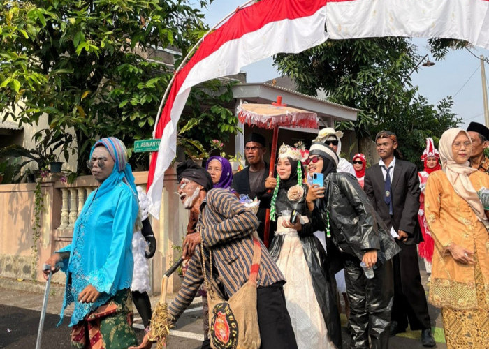 Warga Ciburial Karangtengah Cianjur Gelar Pawai Karnaval Meriahkan HUT RI Ke-79