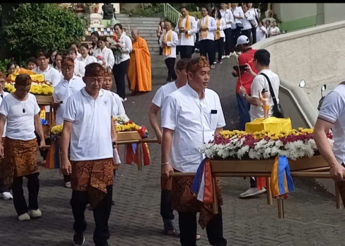 Ratusan Umat Buddha di Vihara Sakyawanaram Lembah Cipendawa Peringati Tri Suci Waisak 2025