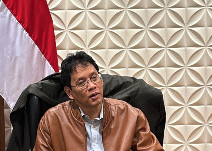 Menkeu Purbaya Dukung Produk Lokal, Tampil Elegan dengan Jaket Kulit Garut