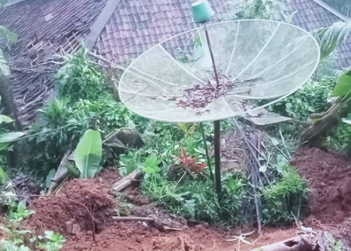 Diguyur Hujan Deras, Tanah Longsor di Takokak Cianjur Timpa Rumah Warga