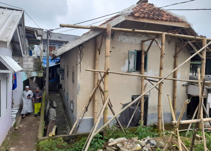 Bangunan Asrama Rusak Berat, Santri Ponpes Al-Bidayah Cianjur Terpaksa Keluar Masuk Kamar Lewat Jendela 