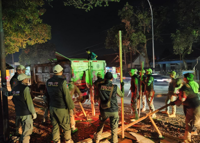 Satpol PP Tertibkan Puluhan Kios Liar di Jalur Cianjur - Bandung yang Diduga Jadi Tempat Pesta Miras