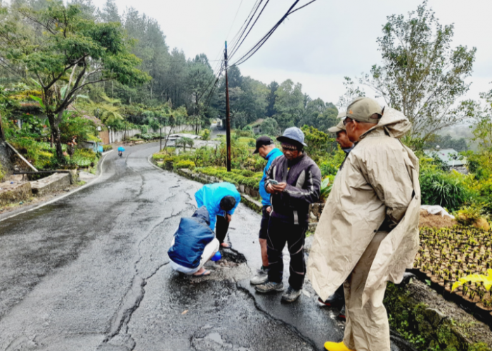 Pemdes Cimacan Berharap Pemkab Cianjur Perbaiki Jalan Raya Cibodas yang Rusak