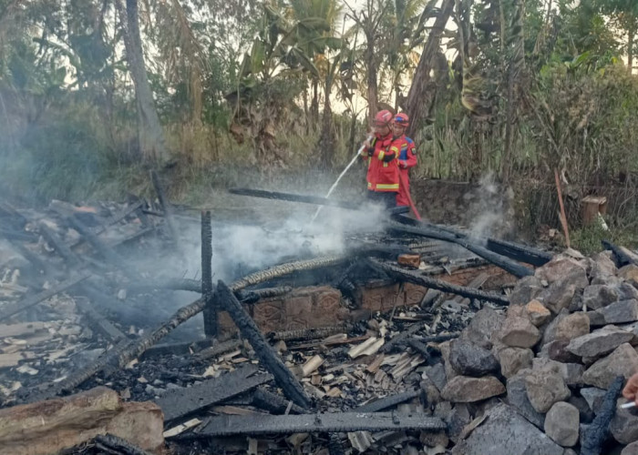 Diduga Korsleting Listrik, Rumah dan Pondok Pesantren di Cianjur Hangus Dilalap Api