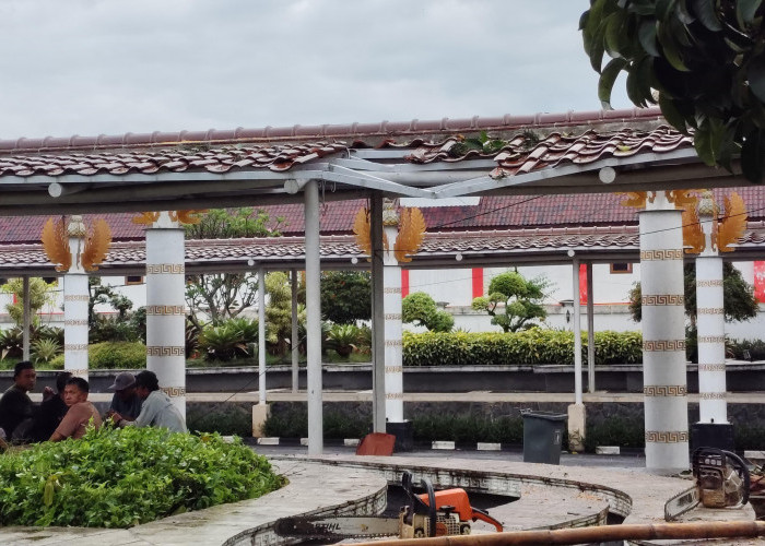 Pohon Tumbang Rusak Atap dan Pilar Lampu Pendopo Cianjur 