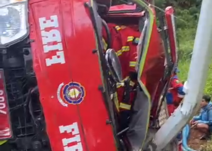 Mobil Damkar Terguling di Sukanagara Cianjur, Dua Petugas Terluka