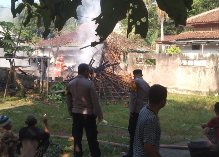 Rumah Semi Permanen di Cianjur Ludes Terbakar, Kerugian Capai Puluhan Juta Rupiah