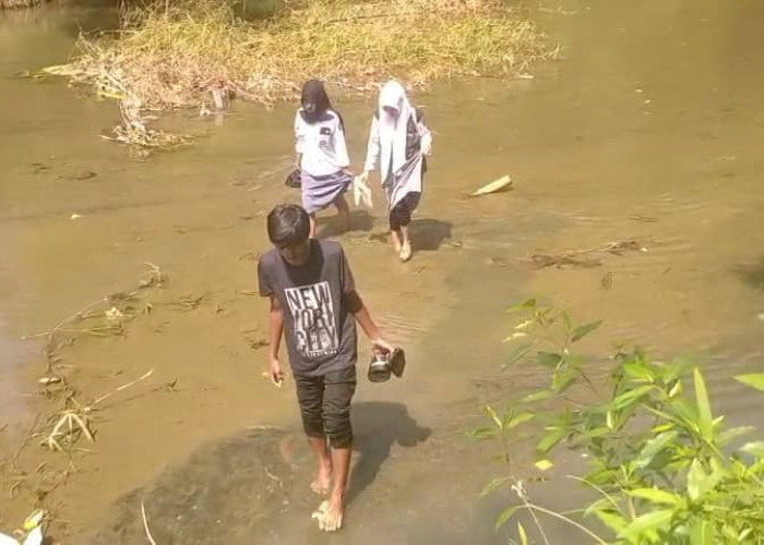 Warga dan Pelajar di Kecamatan Leles Cianjur Pertaruhkan Nyawa Lintasi Sungai Cisokan