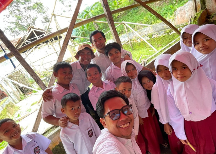 Sekolah Ambruk, Harapan Anak Pinggiran Ikut Runtuh