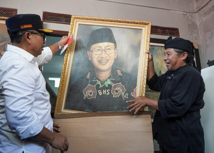 Apresiasi Kinerja Herman, Seniman Asli Cianjur Ini Beri Hadiah Lukisan