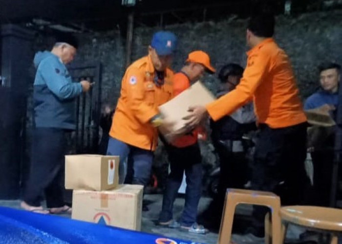 BPBD Cianjur Serahkan Bantuan untuk Warga Terdampak Kebakaran di Kampung Karangnunggal