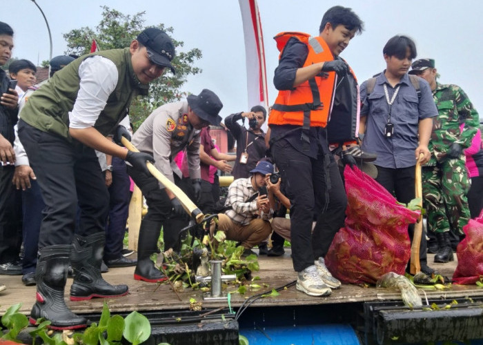 Polres Cianjur, Pemkab dan  Pandawara Group Gotong Royong Bersihkan Waduk Jangari
