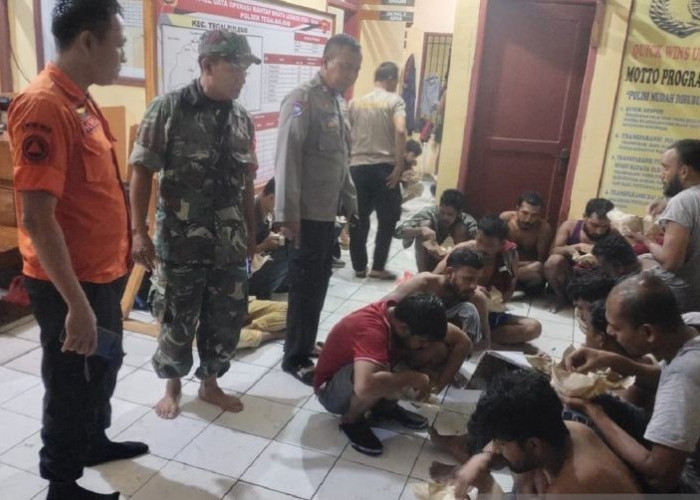 Puluhan WNA Terdampar di Sukabumi Mencoba Kabur Saat Diamankan Polisi
