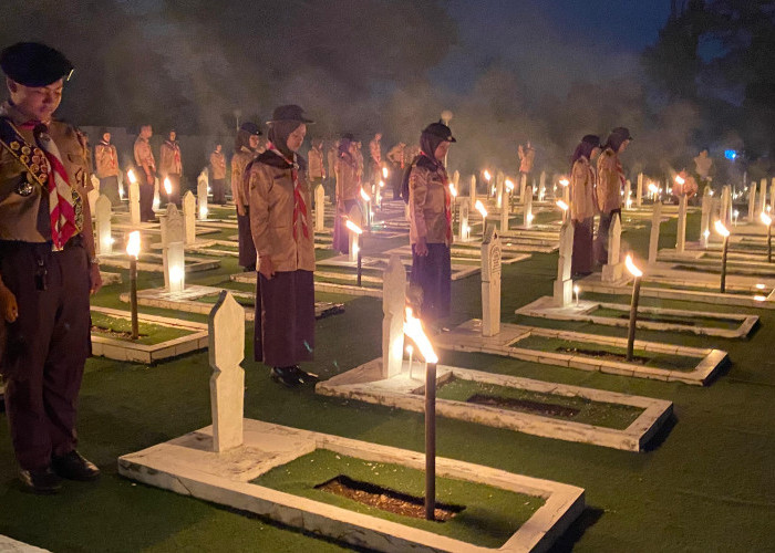 Khidmat, 500 Makam Pahlawan di Cianjur Diterangi Obor dan Lilin