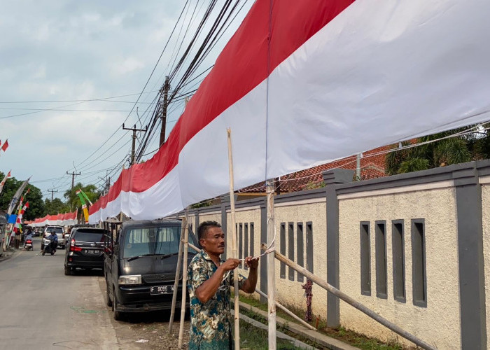 Hasil Nabung, Seorang Kuli Bangunan di Cianjur Pasang Bendera Merah Putih Sepanjang 450 Meter