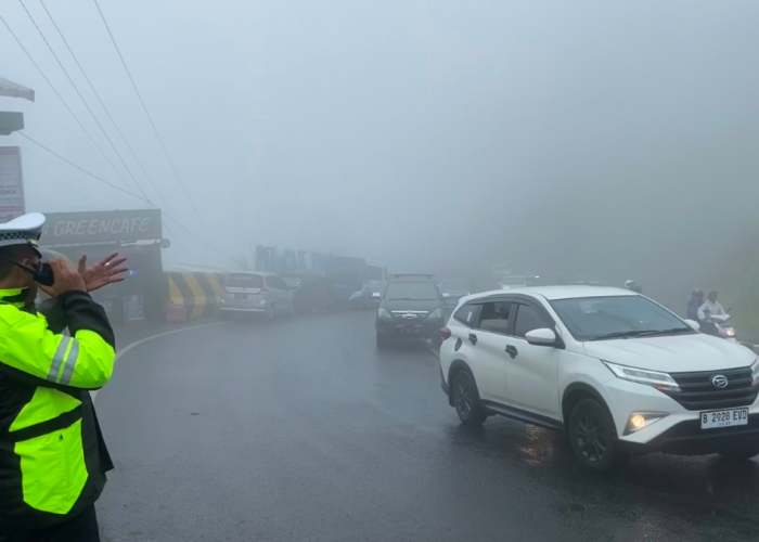 Kabut Tebal Selimuti Kawasan Puncak Pass, Jarak Pandang Hanya 10 Meter