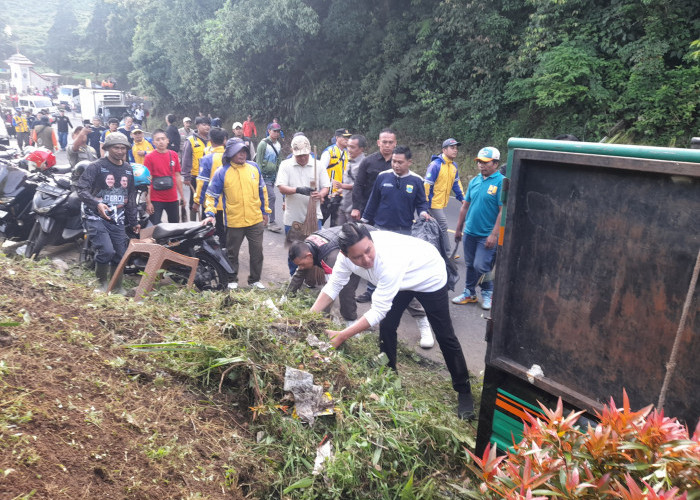 Bupati Cianjur Pimpin Aksi Bersih Sampah di Kawasan Puncak