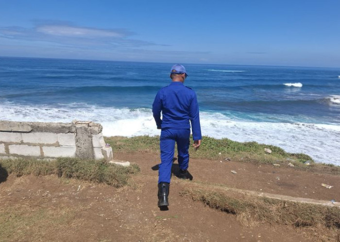 Tim SAR Cari Dua Wisatawan Terseret Ombak di Pantai Puncak Guha 