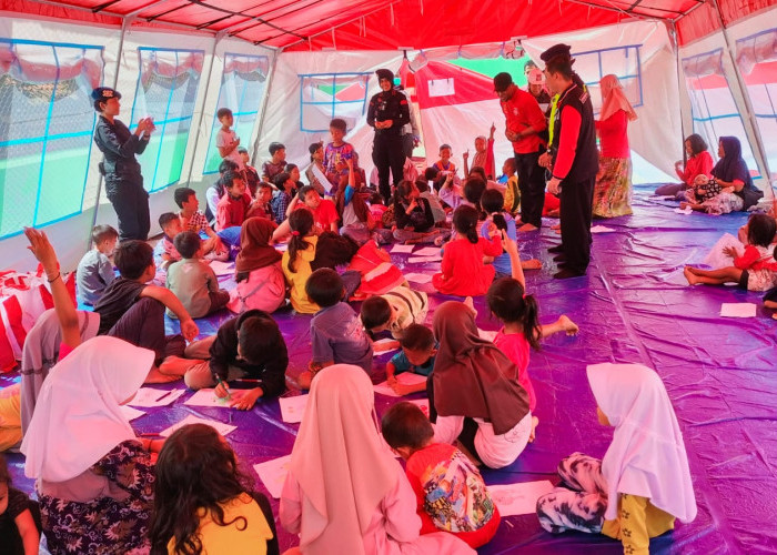 Tim Dukungan Psikologi Kemensos Trauma Healing Anak-anak Korban Gempa Cianjur dengan Mewarnai dan Bernyanyi 