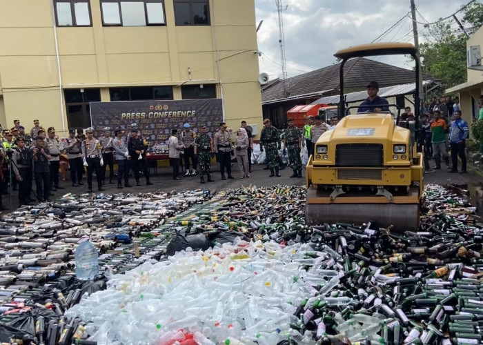 Polres Cianjur Gilas Ribuan Botol Miras dan Knalpot Brong dengan Alat Berat