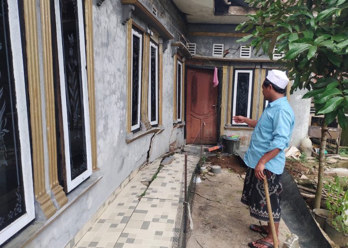 Musim Hujan Tiba, Ratusan KK di Waringinsari Cianjur Dihantui Pergerakan Tanah