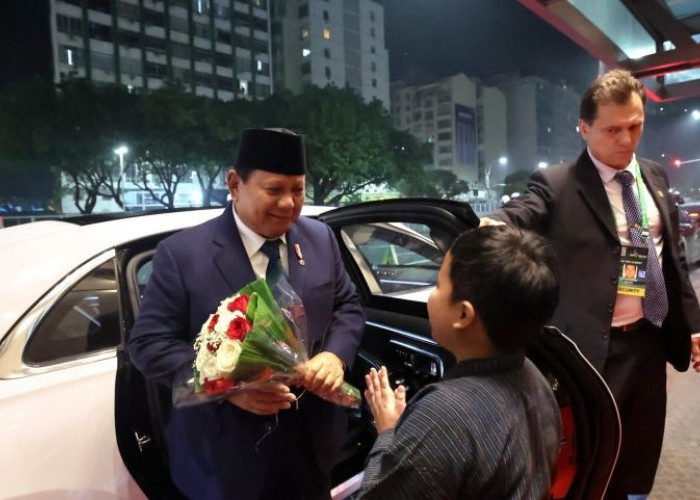 Prabowo Disambut Puluhan WNI di Brasil dan Diberi Buket Bunga