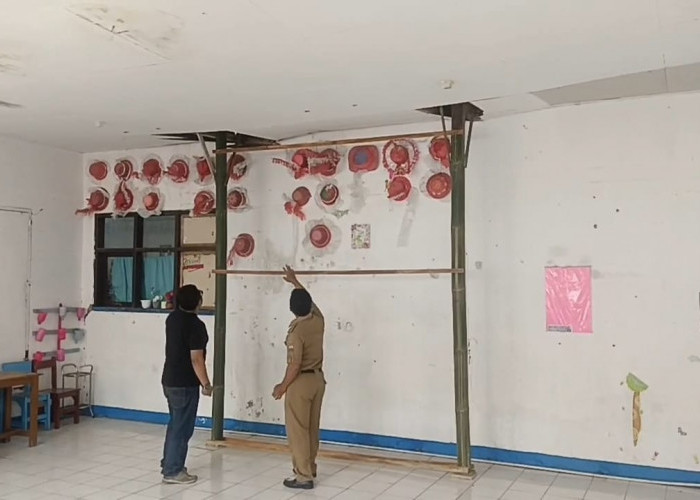 Hanya Ditopang Dua Bilah Bambu, Atap Ruang Kelas SDN Bojongherang Cianjur Rawan Ambruk