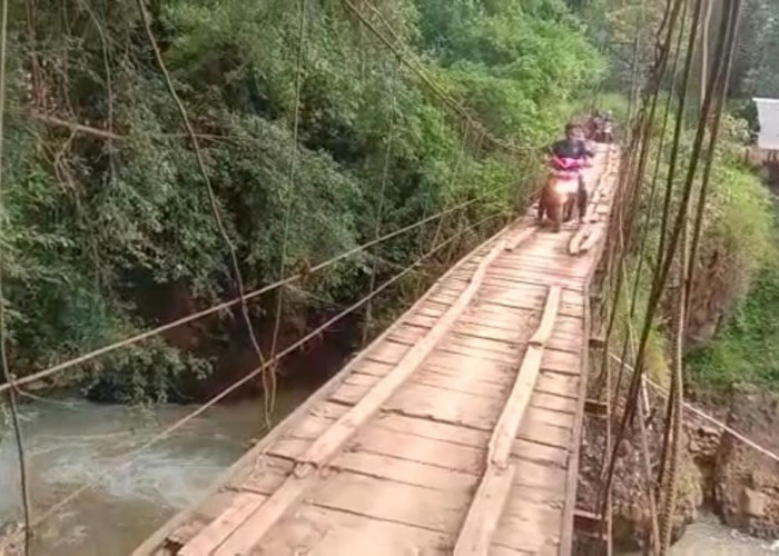 Warga Sering Terpeleset Akibat Licin, Kondisi Jembatan Gantung Leuwi Muning di Takokak Cianjur Mengkhawatirkan