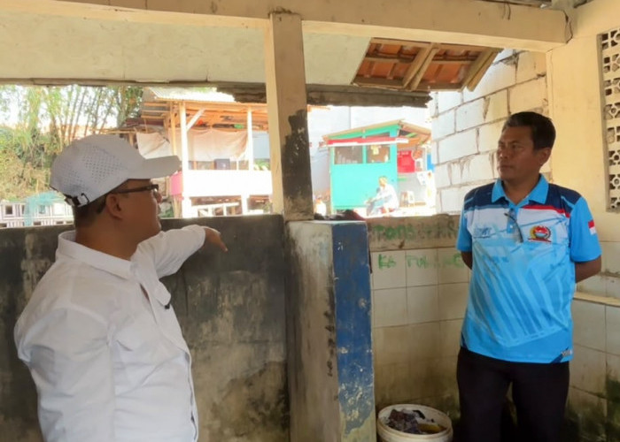 Dukung Fasilitas Sanitasi Warga, Anggota DPRD Jabar RK Dadan Surya Negara Bantu Renovasi MCK di Limbangansari